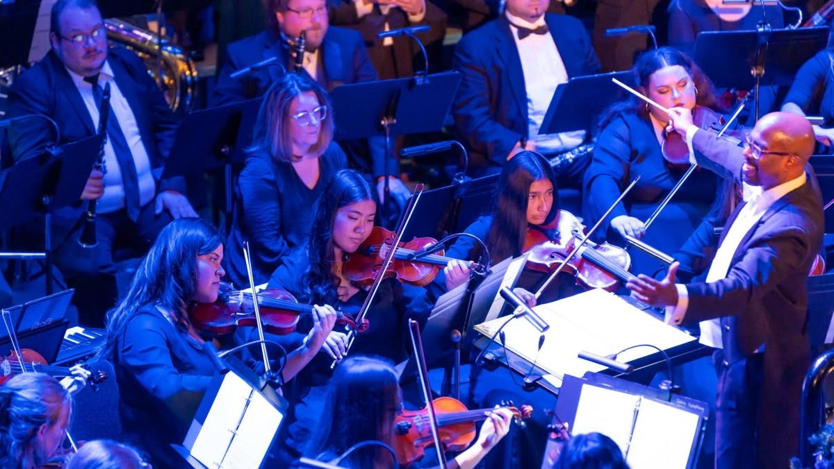 Leonardo Rosario '18 DMA conducting the KWU orchestra